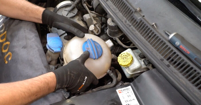 Kraftstofffilter beim VW TRANSPORTER 2.0 TDI 2010 selber erneuern - DIY-Manual