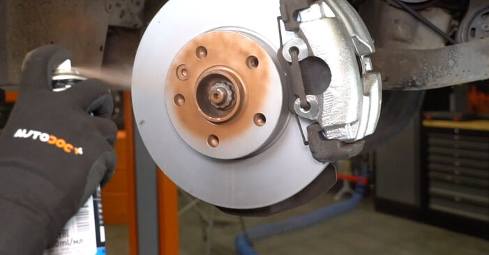 Remplacer Rotule de Suspension sur VW Transporter T5 2013 2.5 TDI par vous-même