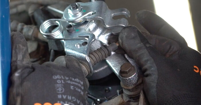 Wie kompliziert ist es, selbst zu reparieren: Bremssattel am VW T5 Kasten 1.9 TDI 2009 ersetzen – Laden Sie sich illustrierte Wegleitungen herunter