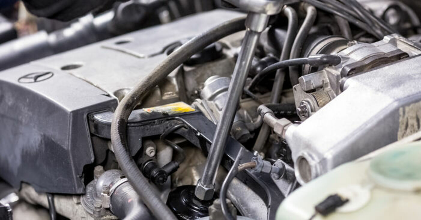 Jak vyměnit motorový olej a olejový filtr na Mercedes W202