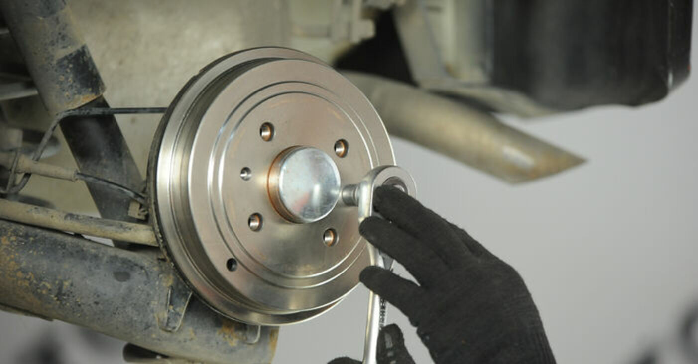 Jak wymienić cylinderek hamulcowy w Fiat Punto 188 diesel