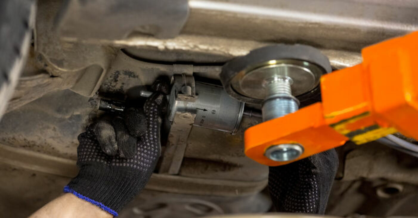 Jak wymienić filtr paliwa w Opel Corsa C benzyna