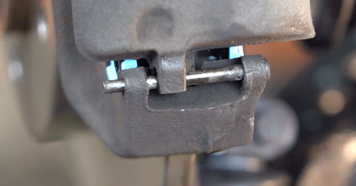 Wie man VW POLO (9N_) 1.4 16V 2002 Bremsscheiben austauscht - Schrittweise Handbücher und Videowegleitungen