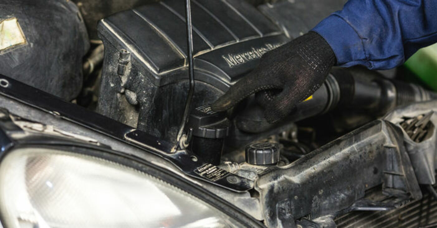 Jak wymienić oleju silnikowego i filtra w Mercedes W168