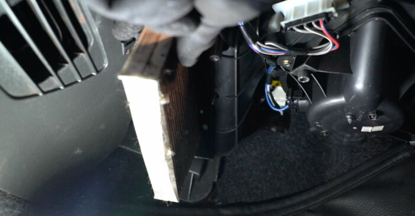 Jak wymienić filtr kabinowy w Fiat Punto 188 benzyna