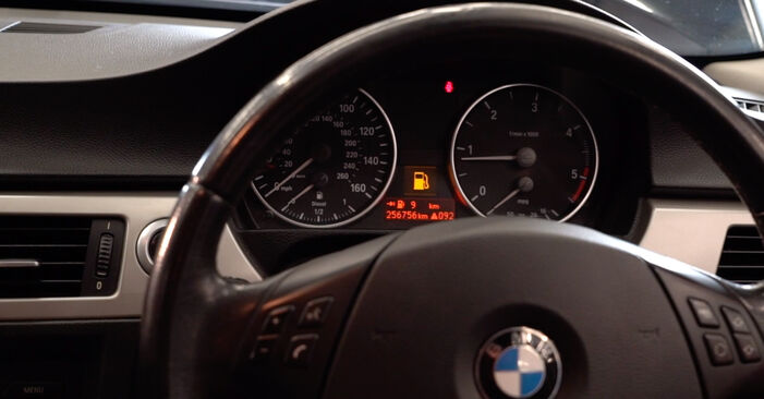 Ile czasu zajmuje wymiana: Filtr paliwa w BMW E90 2004 - pouczająca instrukcja w formacie PDF