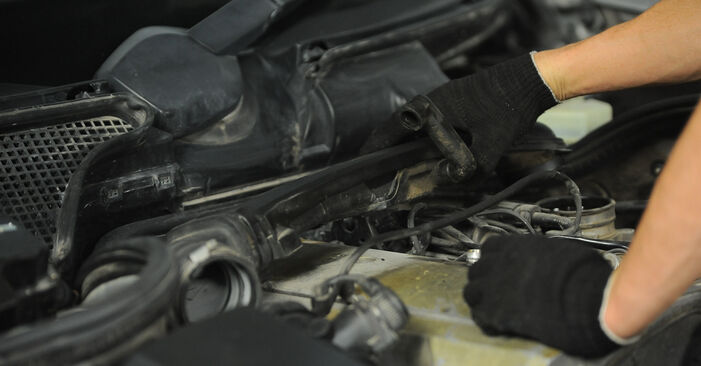 Vanskelighetsgrad: Bytte av Tennplugger på Mercedes W210 E 240 2.4 (210.061) 2001 – last ned illustrert veiledning