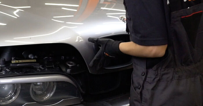 BMW 5 SERIES 530d 3.0 Luftfilter ausbauen: Anweisungen und Video-Tutorials online