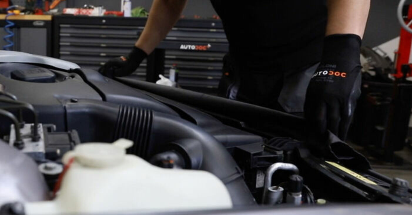 Jak wymienić termostat układu chłodzenia w BMW E39 touring