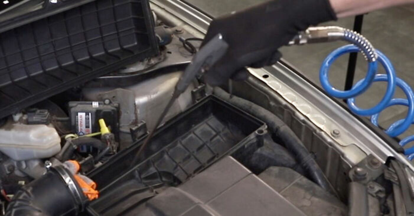 Jak wymienić filtr powietrza w Ford Mondeo Mk3 sedan