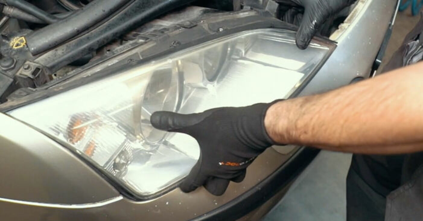 Jak wymienić termostat układu chłodzenia w Ford Mondeo Mk3