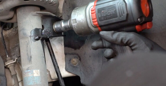 Vanskelighetsgrad: Bytte av Stabilisatorstag på VW Caddy Mk3 2.0 TDI 16V 2010 – last ned illustrert veiledning