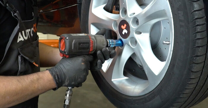 Cómo reemplazar Sensor de Desgaste de Pastillas de Frenos en un BMW 1 Coupé (E82) 120d 2.0 2007 - manuales paso a paso y guías en video