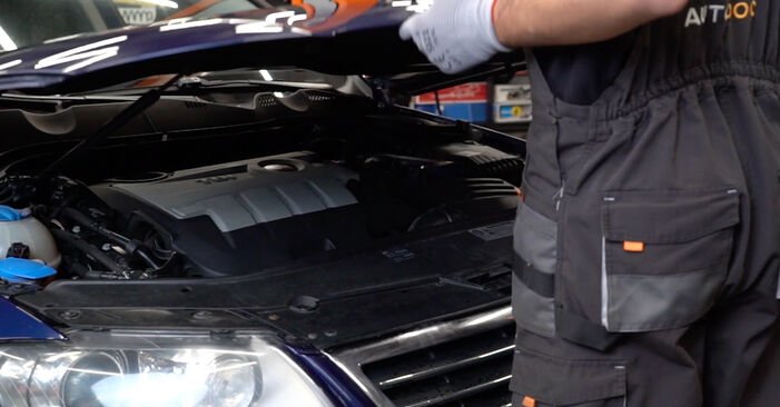 How to change Air Filter on Passat B6 Variant 2005 - free PDF and video manuals