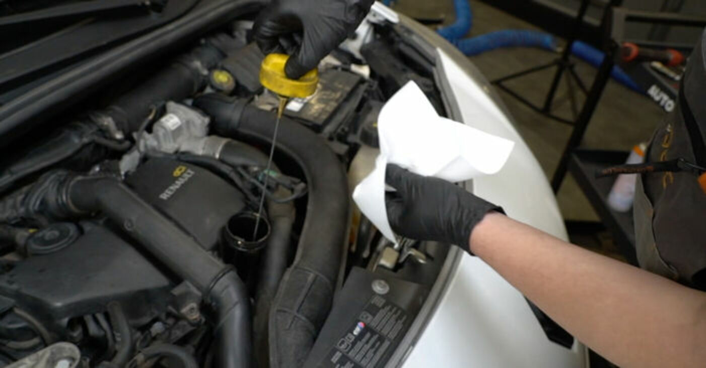 Jak wymienić oleju silnikowego i filtra w Renault Clio 3