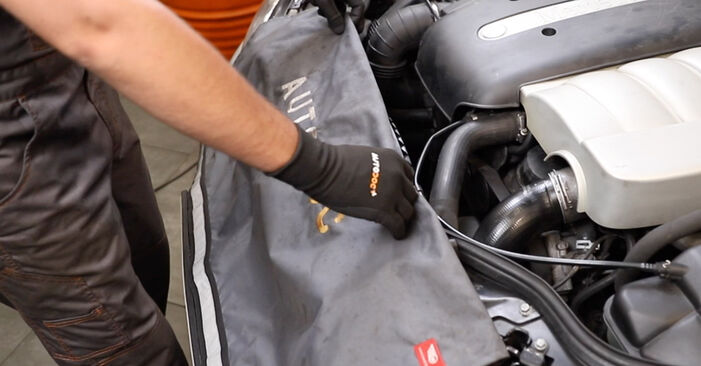 Wie schwer ist es, selbst zu reparieren: Kraftstofffilter Mercedes W211 E 320 CDI 3.0 (211.022) 2008 Tausch - Downloaden Sie sich illustrierte Anleitungen