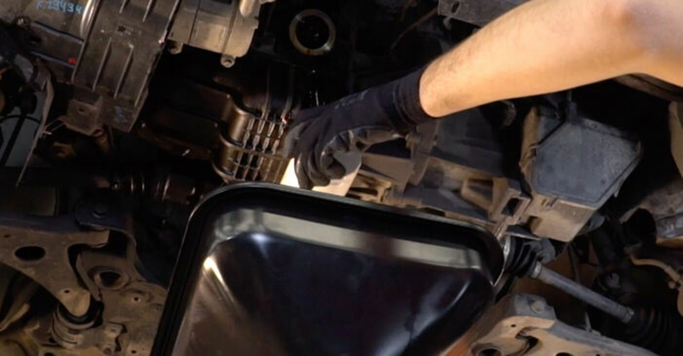 Jak wymienić oleju silnikowego i filtra w Ford Focus MK2