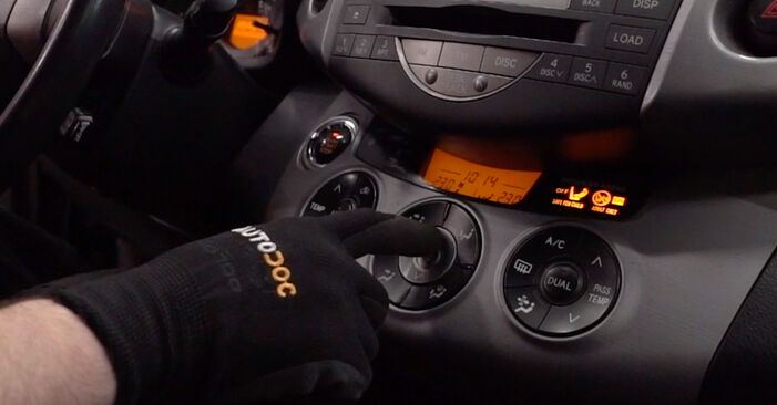 Wymień samodzielnie Filtr powietrza kabinowy w Toyota RAV4 III 2006 2.2 D 4WD (ALA30_)