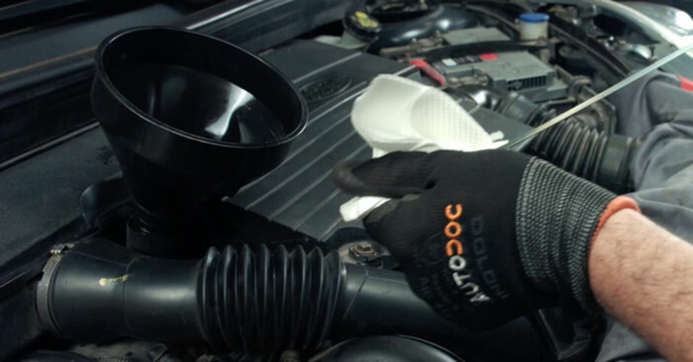 Jak wymienić oleju silnikowego i filtra w Ford Fiesta V JH