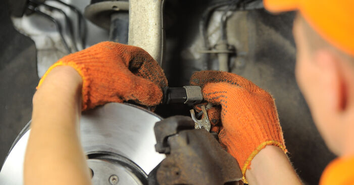 Wie kompliziert ist es, selbst zu reparieren: Bremsbeläge am Audi A4 B7 Avant 1.8 T 2005 ersetzen – Laden Sie sich illustrierte Wegleitungen herunter
