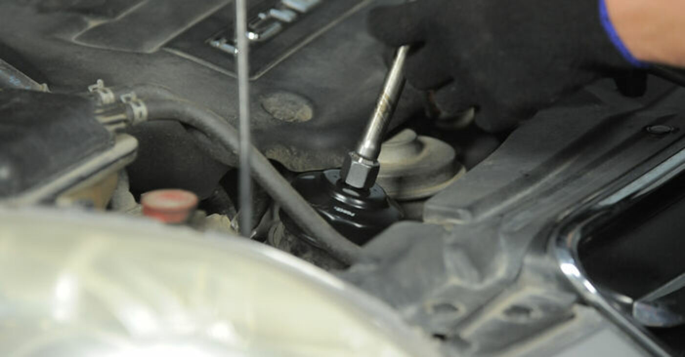 Jak wymienić oleju silnikowego i filtra w Honda CRV II