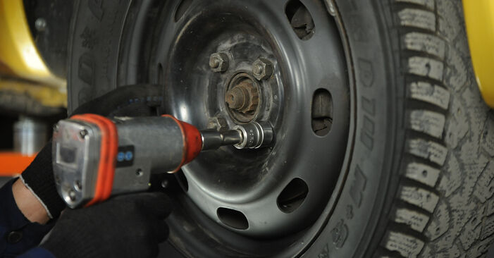 Смяна на Toyota Yaris P1 1.4 D-4D (NLP10_) 2001 Накрайник на напречна кормилна щанга: безплатни наръчници за ремонт