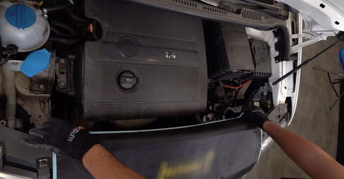 Kaip pakeisti VW Caddy III Universalas (2KB, 2KJ, 2CB, 2CJ) 1.9 TDI 2005 Uždegimo žvakė - išsamios instrukcijos ir vaizdo pamokos