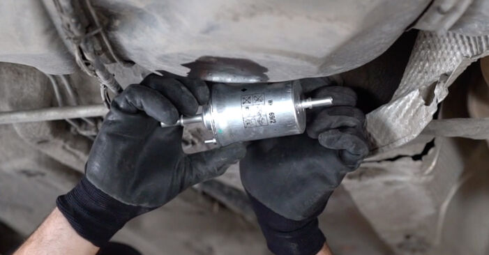 Kraftstofffilter beim VW CADDY 1.4 2011 selber erneuern - DIY-Manual
