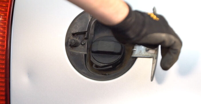 Jak wymienić filtr paliwa w VW Polo 9N poradnik naprawy