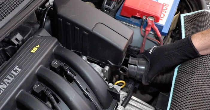 Wymień samodzielnie Filtr powietrza w RENAULT MEGANE II sedan (LM0/1_) 1.5 dCi (LM02, LM13, LM2A) 2006