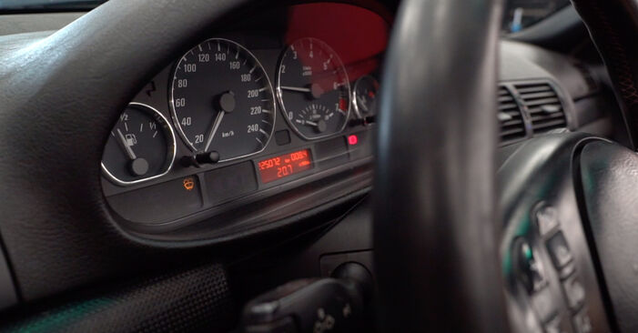 Quanto è difficile il fai da te: sostituzione Filtro Carburante su BMW 3 Convertible (E46) 320Cd 2.0 2006 - scarica la guida illustrata