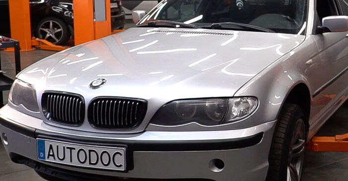 Schimbați Filtru aer la BMW 3 Touring (E46) 318 i 2002 de unul singur