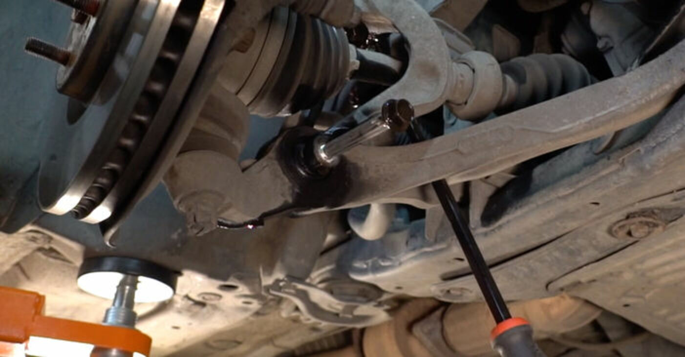 How to change front suspension strut on Honda Accord VIII CU