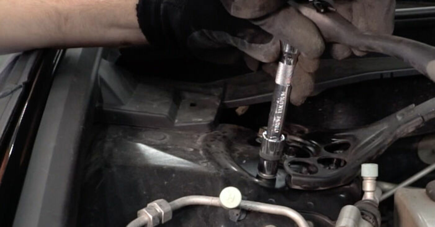 How to change front suspension strut on Honda Accord VIII CU