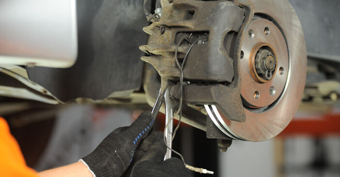 Wie schmierig ist es, selber zu reparieren: Bremsbeläge beim Peugeot 406 Limousine 2.2 HDi 2001 wechseln – Downloaden Sie sich Bildanleitungen