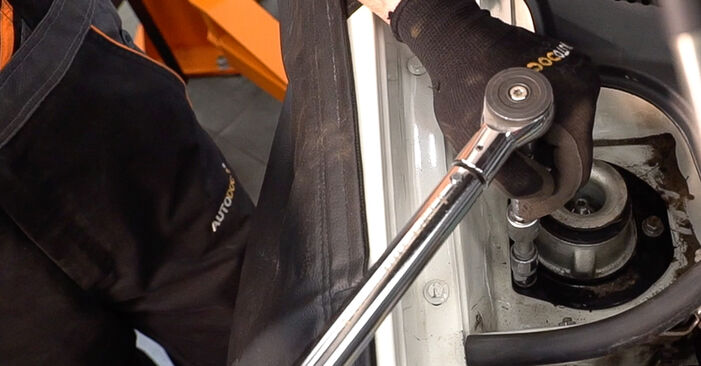 Trinn-for-trinn anbefalinger for hvordan du kan bytte Fiat Doblo Cargo 2013 1.3 JTD 16V Fjærer selv