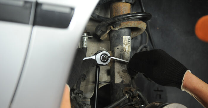 Wie schmierig ist es, selber zu reparieren: Domlager beim Peugeot 406 Limousine 2.2 HDi 2001 wechseln – Downloaden Sie sich Bildanleitungen