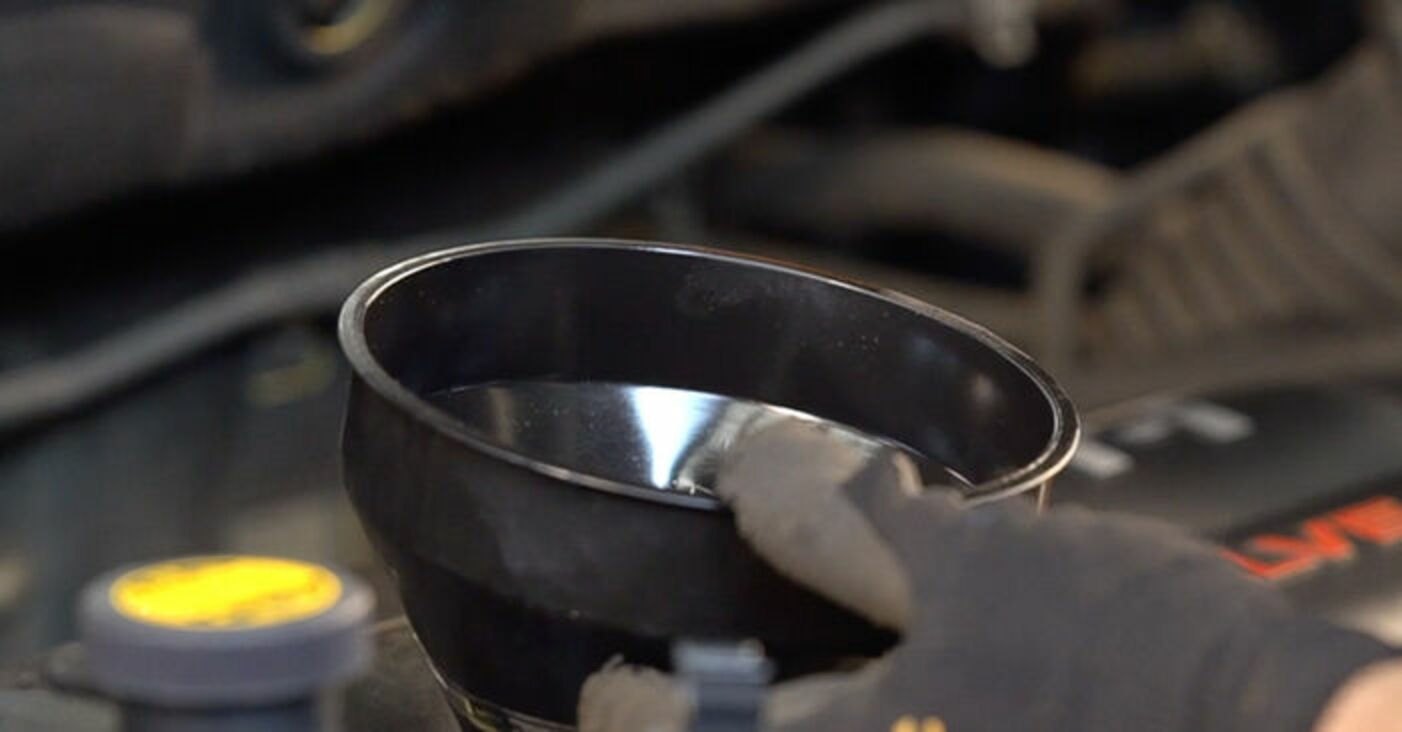 Jak wymienić oleju silnikowego i filtra w Toyota RAV4 III