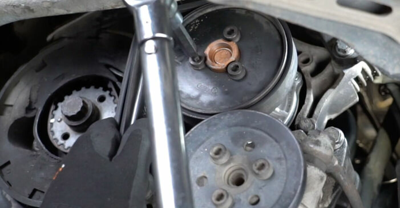 Jak wymienić pompa wody & zestaw paska rozrządu w VW Golf