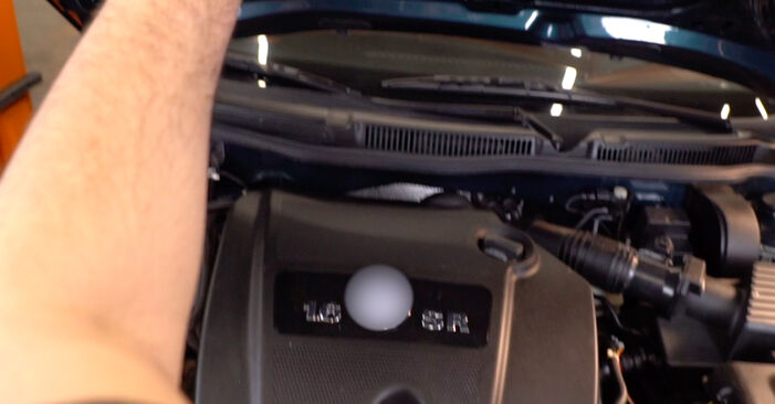 Cómo cambiar Bujía de Encendido en un VW Golf 4 1997 - Manuales en PDF y en video gratuitos