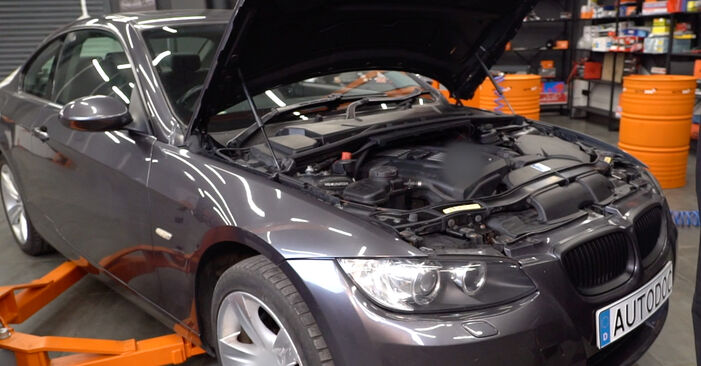 Wie man Zündkerzen am BMW E92 2005 ersetzt - Kostenfreie PDF- und Videotipps