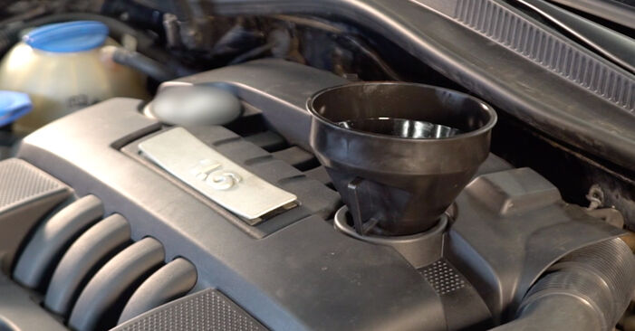 Hvordan skifte VW GOLF 2010 Oljefilter trinn–for–trinn veiledning