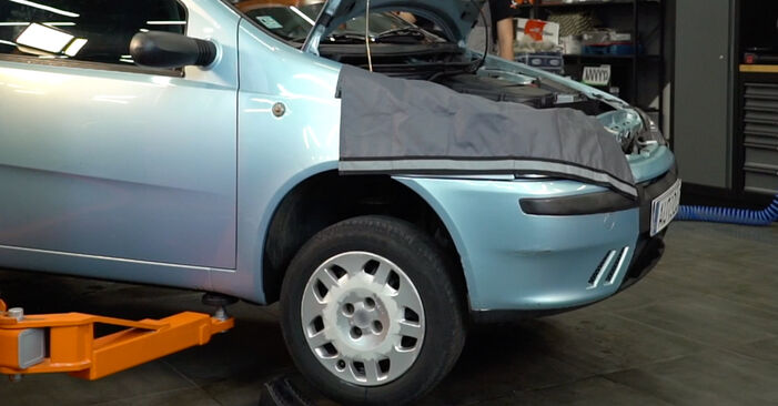 Fiat Punto 188 1.2 16V 80 2001 Stabdžių diskas keitimas: nemokamos remonto instrukcijos