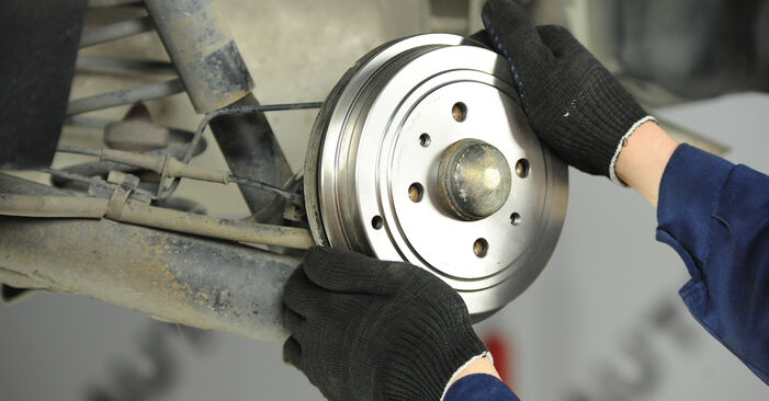Bremsbacken beim FIAT PUNTO 1.8 130 HGT 2006 selber erneuern - DIY-Manual