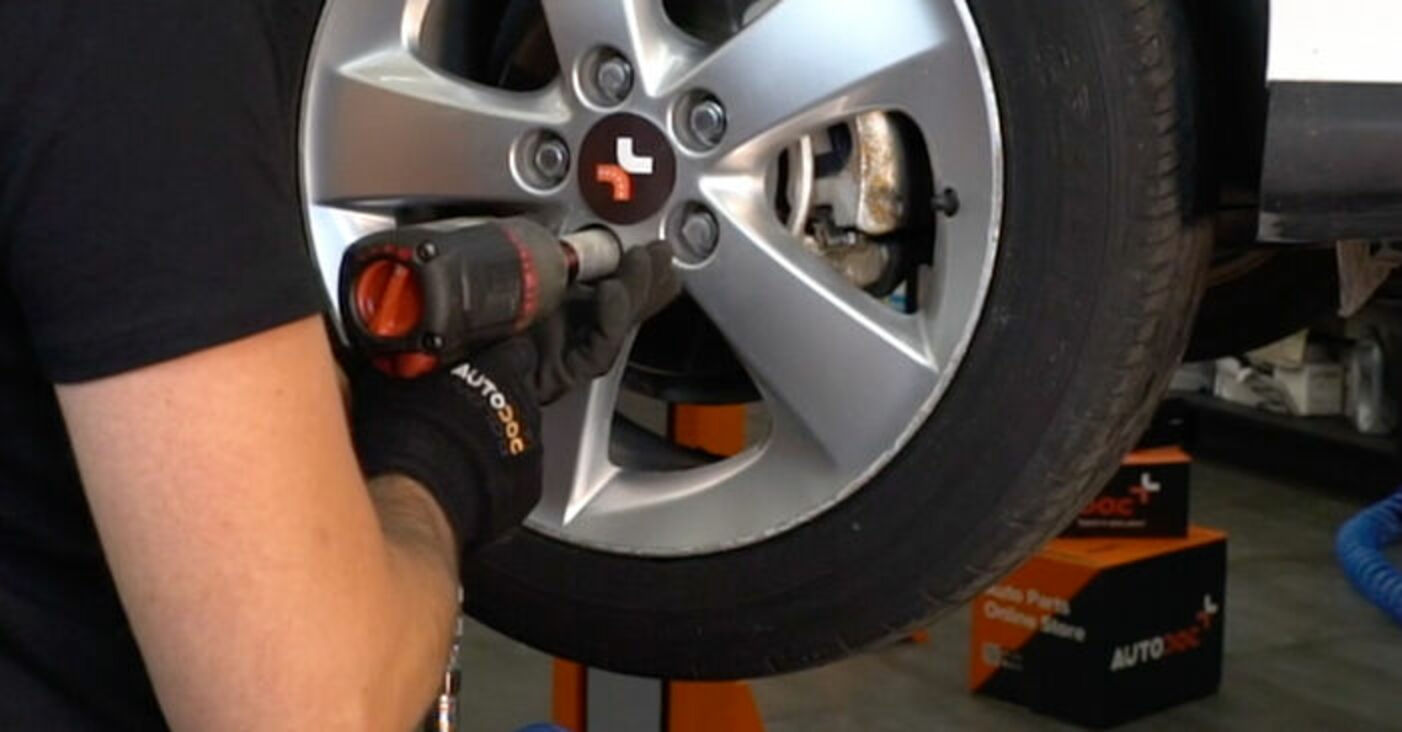Jak wymienić łącznik stabilizatora przód w Toyota Auris