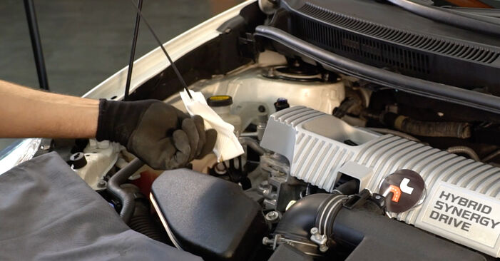 Toyota Auris e15 2.0 D-4D (ADE150_) 2008 Filtro Olio sostituzione: manuali dell'autofficina