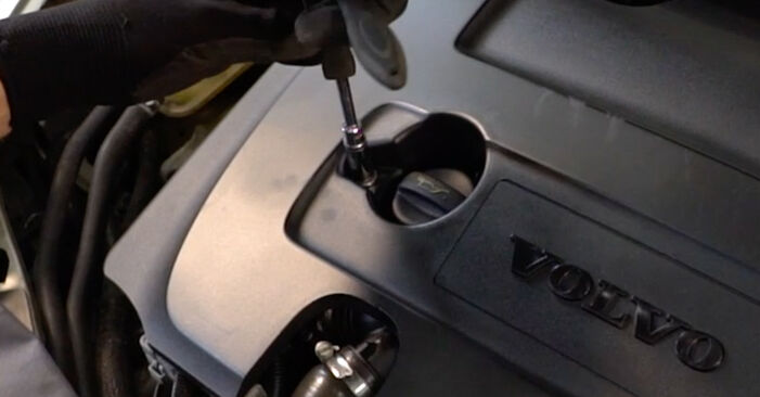 Cómo reemplazar Filtro de Combustible en un VOLVO V50 (545) 2.0 D 2004 - manuales paso a paso y guías en video