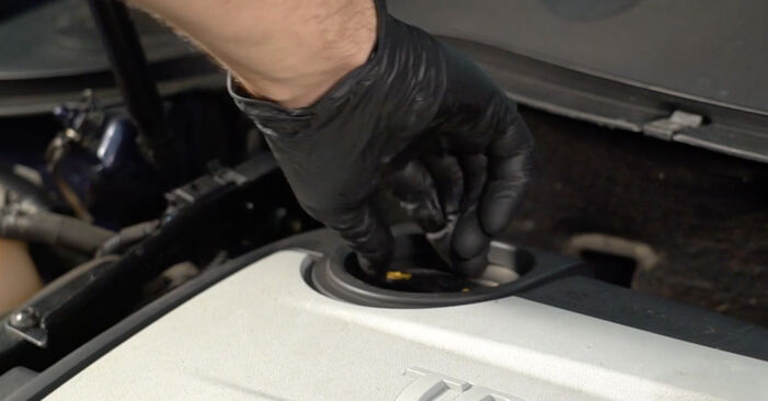 Wie man Ölfilter beim VW Passat Variant (3C5) 2010 austauscht – Downloaden Sie sich PDF-Anleitungen und Video-Tutorials