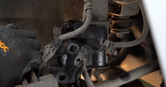 Ersetzen Sie Stoßdämpfer am Opel Zafira A 2002 2.0 DTI 16V (F75) selbst