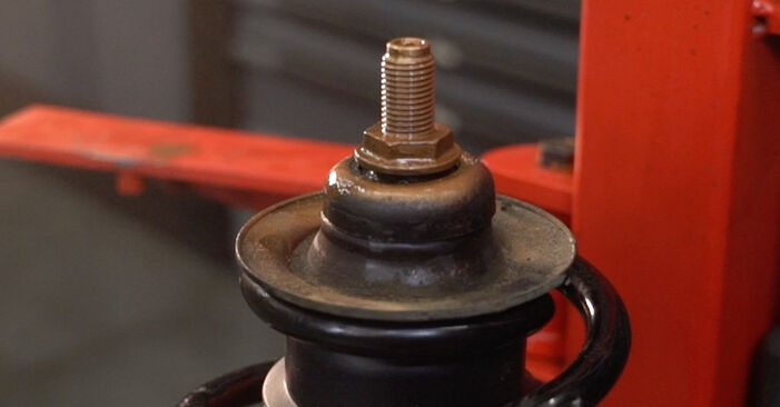 Wie man VW Polo Limousine (602, 604, 612, 614) 1.6 TDI 2010 Stoßdämpfer austauscht - Schrittweise Handbücher und Videowegleitungen